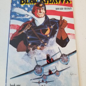 Może przedstawiać: Okładka komiksu w stylu vintage "Blackhawk" książka pierwsza, "Blood & Iron". Okładka przedstawia uśmiechniętego mężczyznę w mundurze wojskowym z uniesionym kciukiem, na tle amerykańskiej flagi i samolot&oacute;w bojowych.
