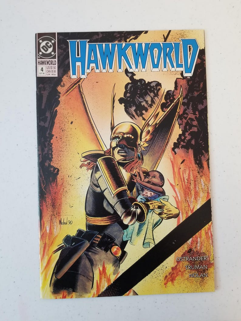 Może przedstawiać: Okładka komiksu Hawkworld przedstawiająca postać w kostiumie trzymającą dziecko na tle ognia. Tytuł "HAWKWORLD" jest wyraźnie widoczny. Widoczny jest r&oacute;wnież numer 4 i logo DC Comics.