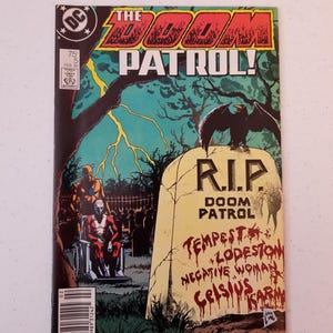 Może przedstawiać: Komiks w stylu vintage zatytułowany "The Doom Patrol!" zawiera żywą ilustrację na okładce. Grafika na okładce zawiera nagrobek z napisem "R.I.P. DOOM PATROL" i imionami postaci. Widoczne jest logo DC Comics.