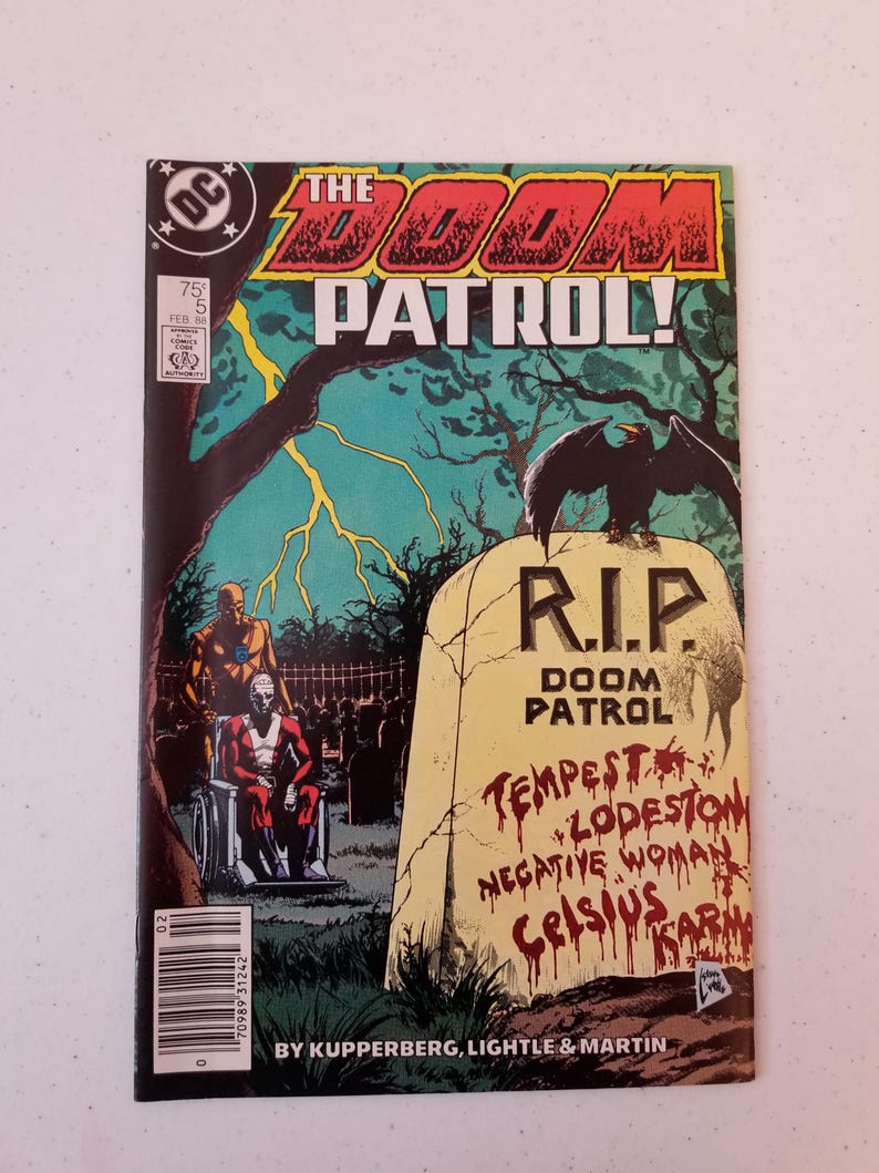 Może przedstawiać: Komiks w stylu vintage zatytułowany "The Doom Patrol!" zawiera żywą ilustrację na okładce. Grafika na okładce zawiera nagrobek z napisem "R.I.P. DOOM PATROL" i imionami postaci. Widoczne jest logo DC Comics.