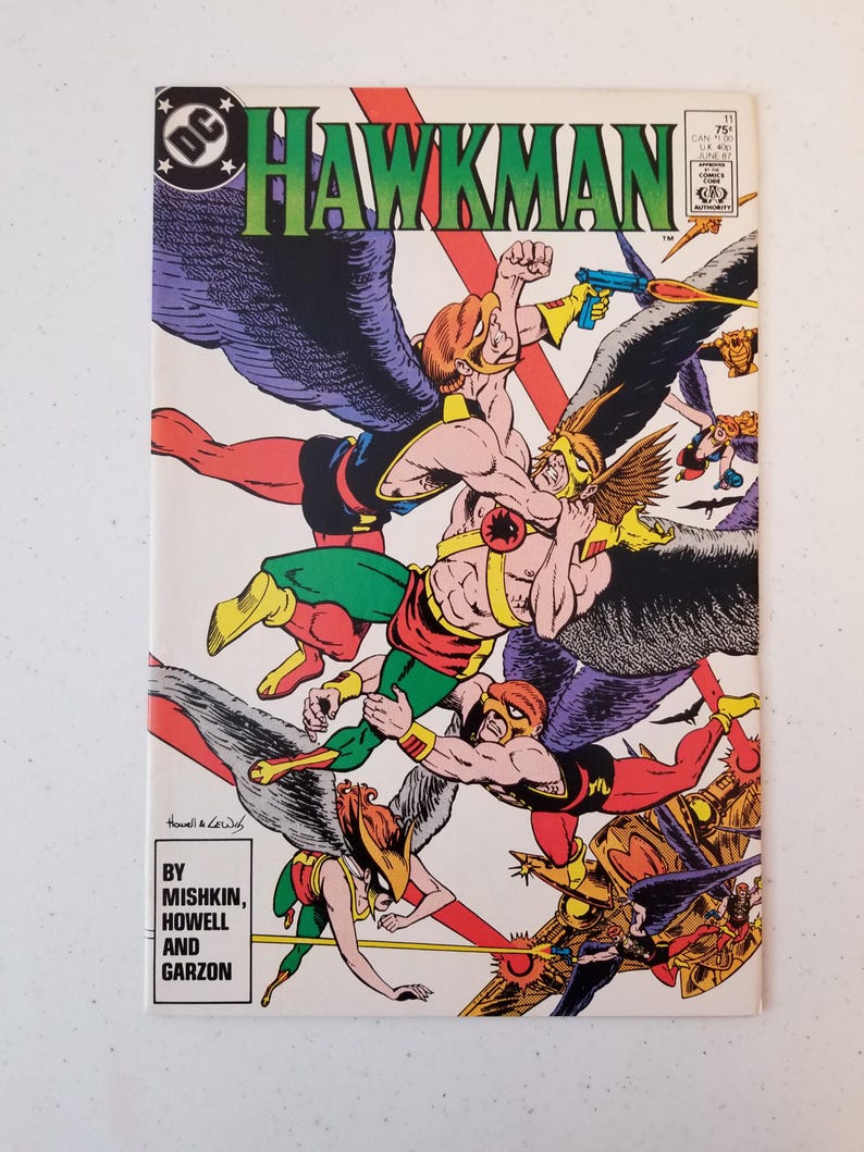 Może przedstawiać: Vintage okładka komiksu Hawkman, przedstawiająca dynamiczną scenę akcji z uskrzydlonymi postaciami w locie. Okładka ma logo DC Comics i tytuł "Hawkman" dużymi zielonymi literami. Grafika jest kolorowa, z postaciami w kolorze czerwonym, ż&oacute;łtym i zielonym.
