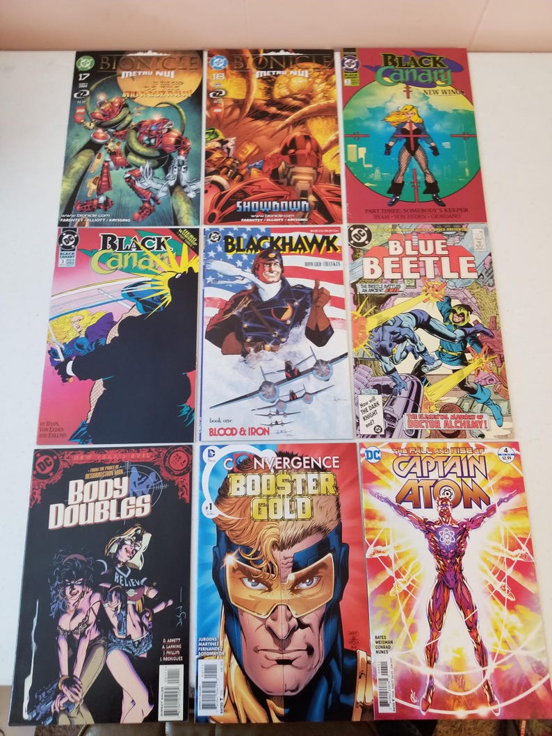 Może przedstawiać: Kolekcja dziewięciu komiks&oacute;w z r&oacute;żnymi postaciami z DC Comics. Okładki przedstawiają żywe ilustracje superbohater&oacute;w i scen akcji, z tytułami takimi jak "Black Canary", "Blackhawk" i "Captain Atom".