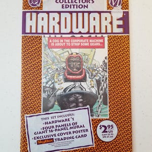 Może przedstawiać: Komiks zatytułowany "HARDWARE" w plastikowej folii. Okładka zawiera ilustrację postaci i tekst "COLLECTOR'S EDITION". Dodatkowy tekst zawiera "A COG IN THE CORPORATE MACHINE IS ABOUT TO STRIP SOME GEARS..." oraz listę dołączonych element&oacute;w.