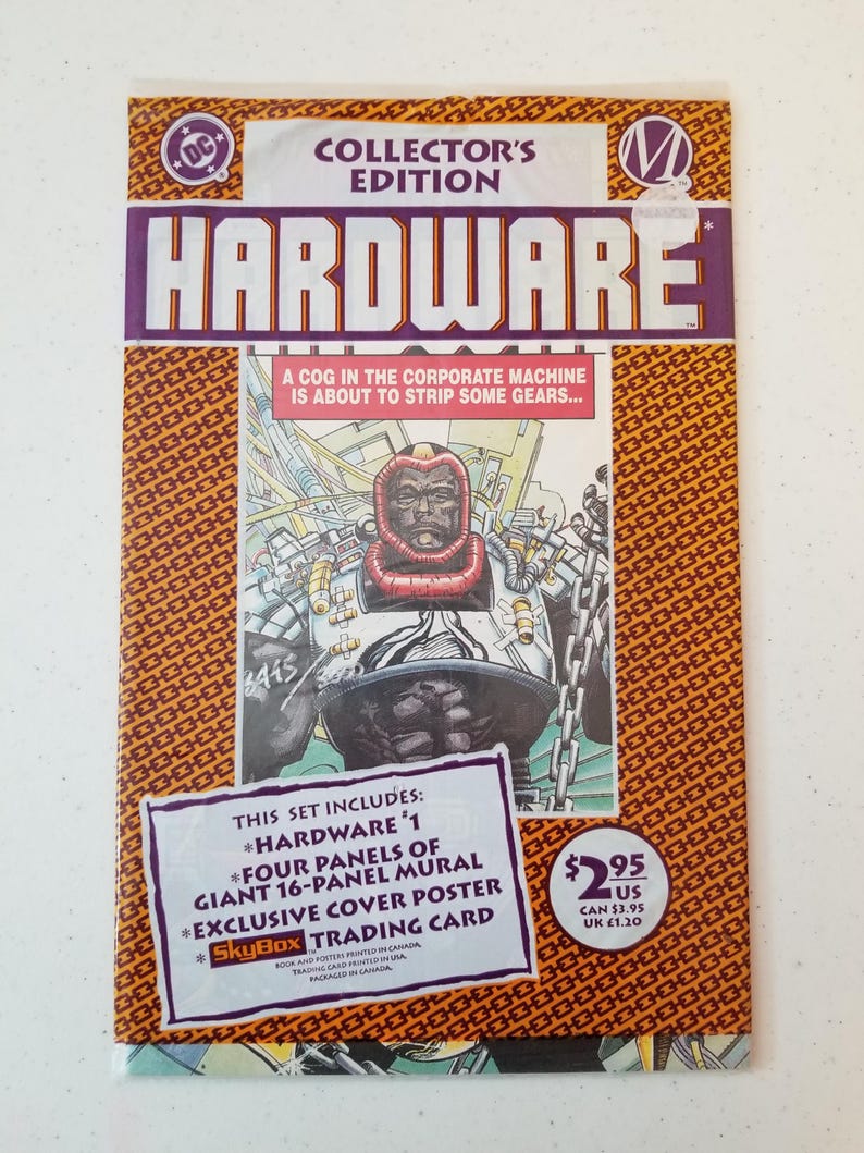 Może przedstawiać: Komiks zatytułowany "HARDWARE" w plastikowej folii. Okładka zawiera ilustrację postaci i tekst "COLLECTOR'S EDITION". Dodatkowy tekst zawiera "A COG IN THE CORPORATE MACHINE IS ABOUT TO STRIP SOME GEARS..." oraz listę dołączonych element&oacute;w.