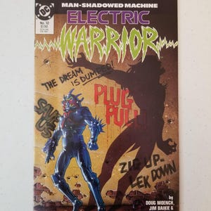 Może przedstawiać: Okładka komiksu "Electric Warrior" nr 10, przedstawiająca futurystycznego wojownika w niebieskiej zbroi z kolczastymi akcentami. Okładka zawiera tekst w stylu graffiti i dużą postać cienia. Logo DC Comics znajduje się w lewym g&oacute;rnym rogu.