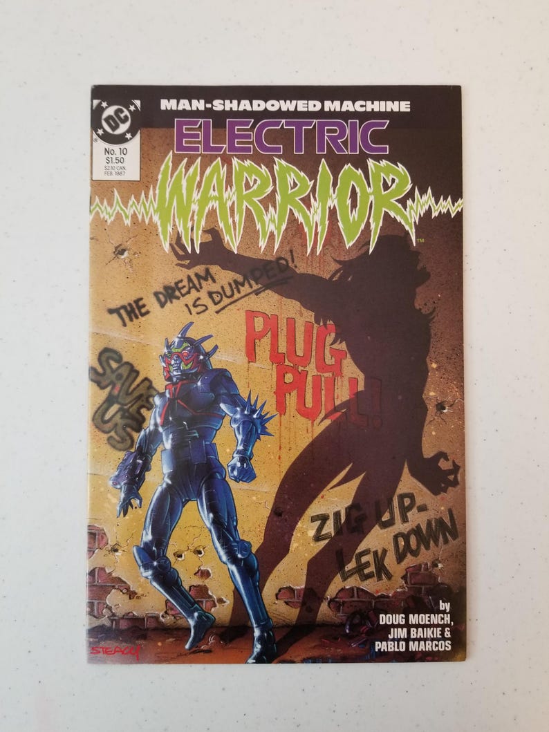Może przedstawiać: Okładka komiksu "Electric Warrior" nr 10, przedstawiająca futurystycznego wojownika w niebieskiej zbroi z kolczastymi akcentami. Okładka zawiera tekst w stylu graffiti i dużą postać cienia. Logo DC Comics znajduje się w lewym g&oacute;rnym rogu.