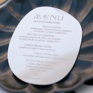 Karta menu ze srebra lustrzanego, akrylowy znak menu na obiad weselny, spersonalizowana karta menu na kolację w formie bufetu, menu na ucztę menu na przyjęcie weselne