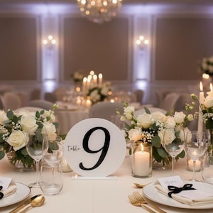 Números de mesa redondos de acrílico blanco con soportes, decoración moderna para recepción de boda, letreros redondos impresos con UV, conjunto minimalista para centro de mesa.