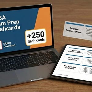 Könnte beinhalten: Ein Laptop und ein Tablet zeigen Karteikarten zur BCBA-Prüfungsvorbereitung. Der Laptop-Bildschirm zeigt "BCBA Exam Prep Flashcards" und "+250 flash cards". Eine Hand hält eine Karteikarte mit der Aufschrift "Positive Reinforcement".