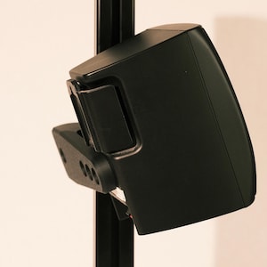 Fronthögtalarfäste för Sim Lab P1X och NLR Elite Rigs | Universellt 1/4” och M5 högtalarfäste | Kompatibelt med sneda stativ och upprätt monitorstativ