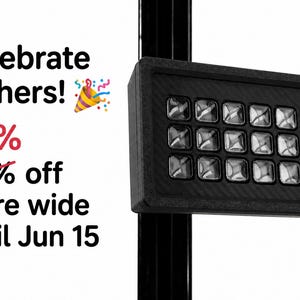 Puede incluir: Dispositivo rectangular negro con una cuadrícula de dieciséis botones cuadrados. El texto "¡Celebra a los padres!" está encima de una oferta de descuento del 25%, con un 20% de descuento tachado, en toda la tienda hasta el 15 de junio.