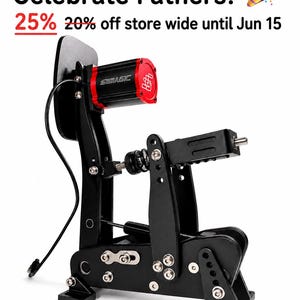 Peut inclure: Un ensemble de pédales de simulateur de course SIMAGIC noir et rouge. L'ensemble comprend une base noire avec plusieurs composants réglables, un moteur rouge et noir et le texte "Celebrate Fathers!" avec une offre de réduction.