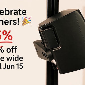 Könnte beinhalten: Ein schwarzer Lautsprecher, der an einem vertikalen schwarzen Ständer montiert ist. Der Text links lautet: Celebrate Fathers! 25% 20% off store wide until Jun 15. Der Text enthält ein Party-Popper-Emoji. Der Lautsprecher ist matt und rechteckig.