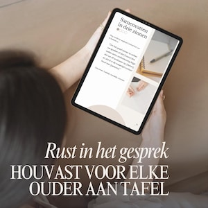 May include: A tablet displaying text in Dutch, with the title "Samenvatten in drie zinnen" and the phrase "Rust in het gesprek HOUVAST VOOR ELKE OUDER AAN TAFEL". The screen shows a notebook and pen, with additional text and images.