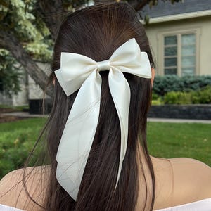Ivory Hair Bow Clip: Elegant Wedding Accessory