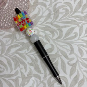 Stylos à bille en silicone | Stylo fantaisie | Perle focale | Cadeau pour professeur | Enseigner l&#39;amour, inspirer | Lumineux, arc-en-ciel | Idée cadeau | Stylo à bille noir