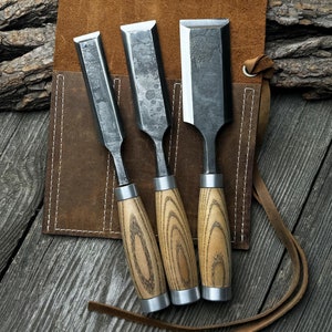 Scalpelli per carpenteria. Lame affilatissime. Forgiati a mano in acciaio al carbonio temprato, manici ergonomici in frassino, con custodia in pelle. Dimensioni personalizzate.