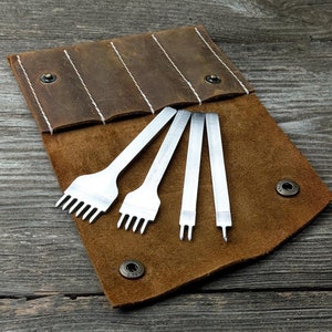 Set di 4 ferri da puntura diamantati per artigianato in pelle. Set di utensili diamantati con punte da 1+2+4+6 mm. Acciaio di alta qualità, dimensioni ergonomiche, con custodia in pelle. Regalo