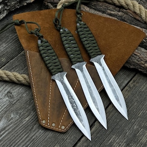 Set di 3 coltelli da lancio. Lame bilanciate. Forgiati a mano in acciaio al carbonio temprato, impugnatura ergonomica con paracord, custodia in pelle. Regalo per lui.