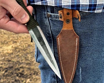 Wurfmesser mit Lederscheide und Gürtelschlaufe – Handgeschmiedeter Karbonstahl 52100, Griff aus Paracord – Ausgewogenes Outdoor Übungsmesser