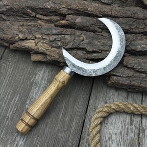Boline para rituais cerimoniais. Lâmina afiada de carbono, cabo ergonômico de freixo. Foice de lua crescente para práticas espirituais e colheita de ervas.
