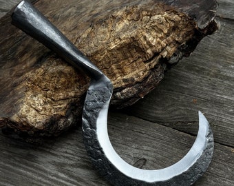 Garten Sichel mit handgeschmiedetem Griff. Rasiermesserscharfe Klinge. Handgeschmiedet aus gehärtetem Carbon 52100 Stahl, mit Lederscheide. Gartensense. Geschenk