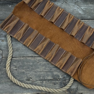 Echtleder Werkzeugrolle mit 15 Taschen. Universalgröße Leder Crazy Horse. Werkzeugtasche. Rolle für Meißel, Beitel, Messer und Werkstatt-Werkzeug