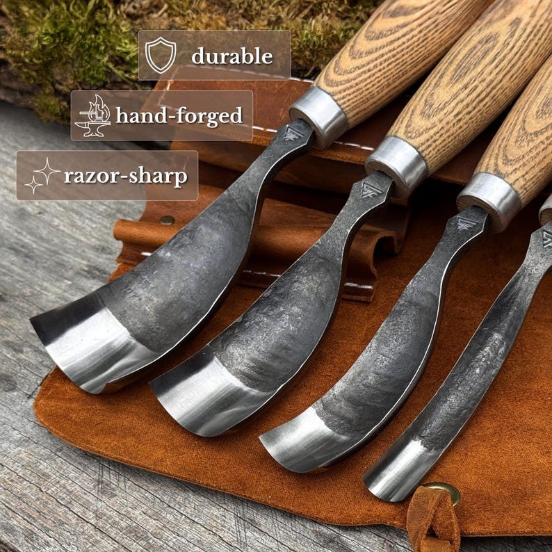Pu&ograve; includere: Un set di quattro sgorbie curve per intaglio con lame in metallo scuro forgiate a mano e manici in legno chiaro. Le lame presentano una finitura testurizzata e bordi lucidati. Il testo sull'immagine include durable, hand-forged, razor-sharp.