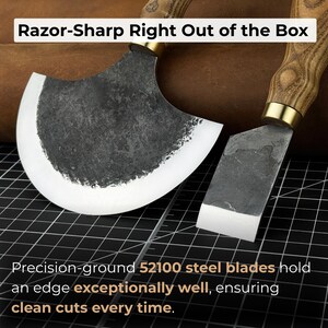 Puede incluir: Dos herramientas de marroquiner&iacute;a con mangos de madera y cuchillas de acero. El texto dice "Razor-Sharp Right Out of the Box" y "Precision-ground 52100 steel blades hold an edge exceptionally well, ensuring clean cuts every time."