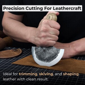 Puede incluir: Un cuchillo para artesan&iacute;a en cuero con una hoja curva y un mango de madera. El texto "Precision Cutting For Leathercraft" se muestra encima del cuchillo. La imagen tambi&eacute;n incluye el texto "Ideal for trimming, skiving, and shaping leather with clean result."