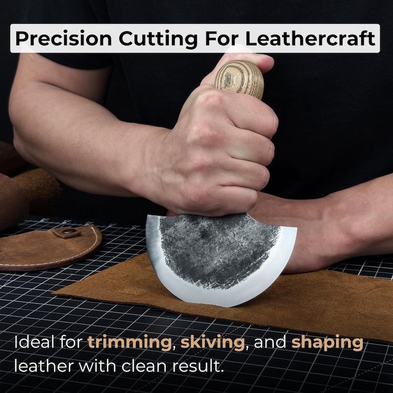 Puede incluir: Un cuchillo para artesan&iacute;a en cuero con una hoja curva y un mango de madera. El texto "Precision Cutting For Leathercraft" se muestra encima del cuchillo. La imagen tambi&eacute;n incluye el texto "Ideal for trimming, skiving, and shaping leather with clean result."