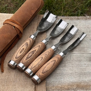 Set di 4 sgorbie forgiate e piegate – Lame affilate in acciaio al carbonio 52100, manici ergonomici in frassino, foderi in pelle – Strumenti per intaglio del legno e intaglio di cucchiai