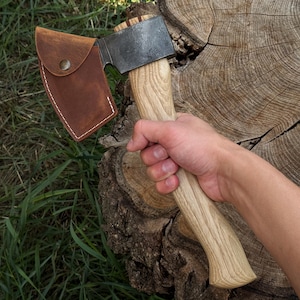 Axt für die Holzschnitzerei – Handgeschmiedete Klinge aus 52100 Kohlenstoffstahl, Griff aus Esche – Bushcraft & Zimmermann Axt mit Lederscheide
