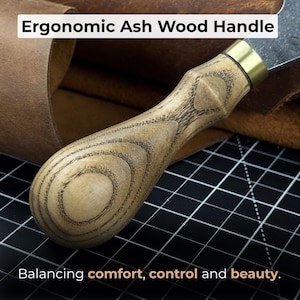 Rond mes voor leerwerk. Vlijmscherp mes. Hoofdmes. Handgesmeed van gehard 52100-koolstofstaal, ergonomisch handvat, met mantel afbeelding 4