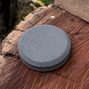 Piedra de afilar redonda para hachas. Piedra para afilar cuchillos, hachas y hoces. Piedra de afilar universal. Piedra multiusos para afilar hachas. Regalo para hombres.