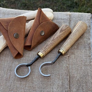 Cuchillos Hook and Scorp. Hoja afilada como una navaja, forjada en acero al carbono 52100, mango ergonómico de fresno, fundas de cuero. Cuchillos para tallar cucharas.