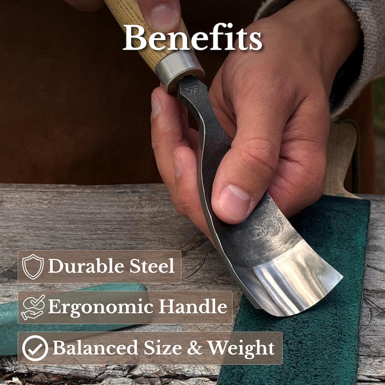 Puede incluir: Una cuchilla de tiro de acero curvada con un mango de madera clara, que presenta una virola de metal y un logotipo estampado. El texto "Benefits", "Durable Steel", "Ergonomic Handle" y "Balanced Size & Weight" est&aacute; superpuesto en la imagen.