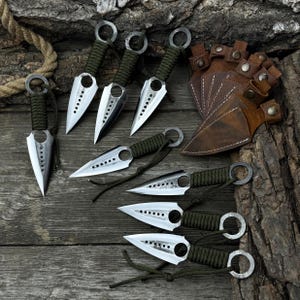 Juego de 8 cuchillos arrojadizos para actividades al aire libre. Hojas de acero al carbono y mangos forrados con paracord. Cuchillos arrojadizos forjados para principiantes.