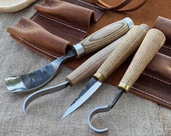 Geschmiedete Löffel Schnitzmesser Set 4-teilig. 52100 Klingen aus Kohlenstoffstahl. Griffe aus Esche. Scheide aus Leder. Anfänger-Werkzeuge für Holzschnitzereien und Schiffchen