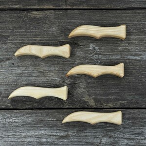 Set med 5 ergonomiska knivhandtag i ask – Handsnidade trähandtag för knivtillverkning, snidningsverktyg och friluftsknivar. bild 8