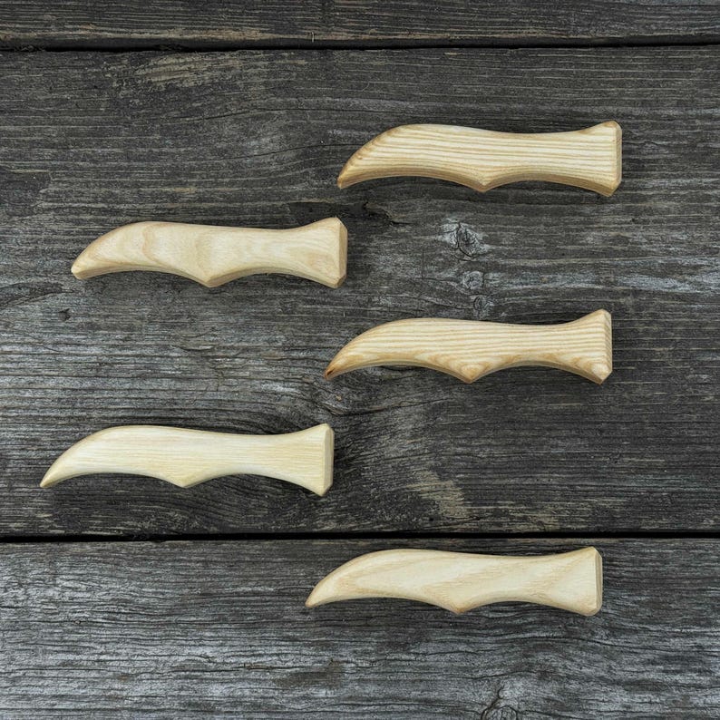 Set med 5 ergonomiska knivhandtag i ask – Handsnidade trähandtag för knivtillverkning, snidningsverktyg och friluftsknivar. bild 8