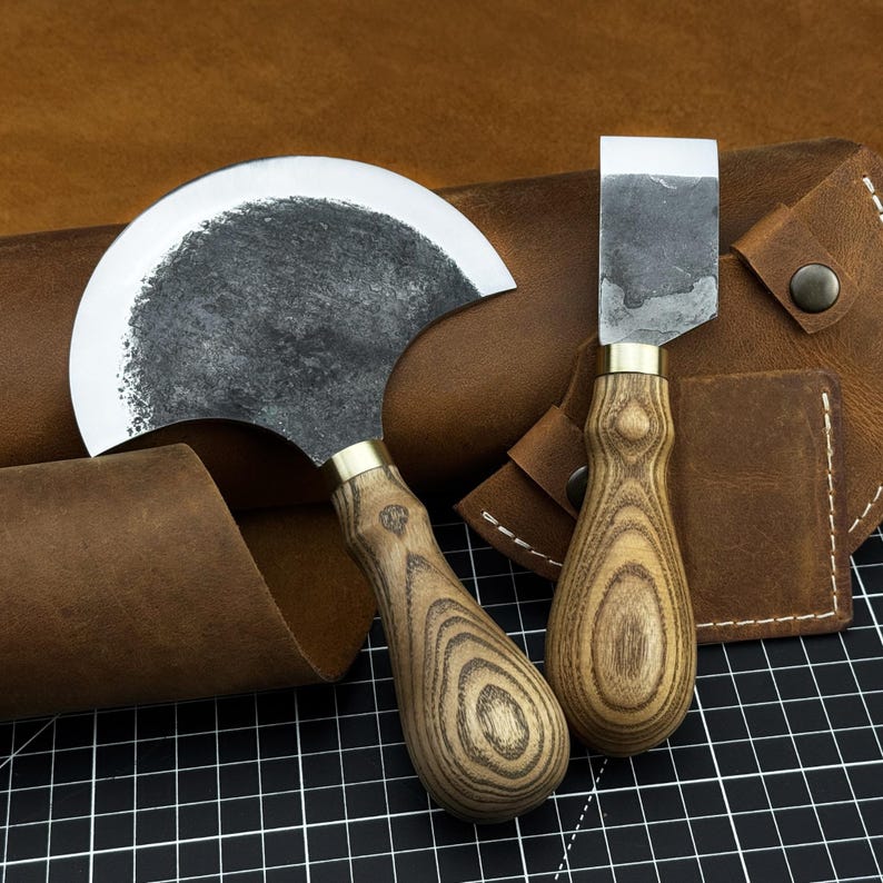 Juego de herramientas de cuero de 2 piezas. Hojas afiladas como navajas. Forjadas a mano en acero al carbono 52100 endurecido, mango ergonómico y fundas de cuero. Regalo para hombre. imagen 1