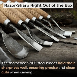 Pode incluir: Um conjunto de ferramentas para entalhar madeira com cabos de madeira e l&acirc;minas de a&ccedil;o. O texto no topo diz "Razor-Sharp Right Out of the Box". O texto na parte inferior diz "As l&acirc;minas de a&ccedil;o 52100 afiadas mant&ecirc;m bem o fio, garantindo cortes precisos e limpos ao entalhar."