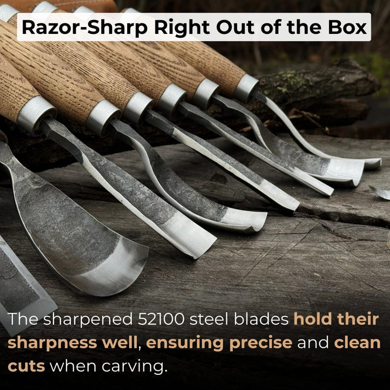 Pode incluir: Um conjunto de ferramentas para entalhar madeira com cabos de madeira e l&acirc;minas de a&ccedil;o. O texto no topo diz "Razor-Sharp Right Out of the Box". O texto na parte inferior diz "As l&acirc;minas de a&ccedil;o 52100 afiadas mant&ecirc;m bem o fio, garantindo cortes precisos e limpos ao entalhar."