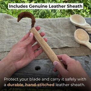 Groot haakmes voor lepels, schalensnijwerk. Scherp mes van koolstofstaal, essenhouten handvat, leren schede. Handgesmeed mes voor houtsnijwerk. afbeelding 4