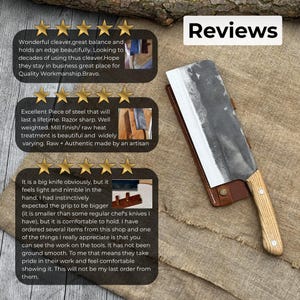 Puede incluir: Un cuchillo de carnicero grande, hecho a mano, con mango de madera y funda de cuero. La hoja es plateada y el mango es de madera clara. La imagen incluye la palabra "Rese&ntilde;as" y testimonios de clientes.