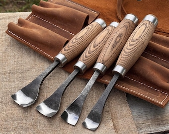 Zestaw 4 kutych dłut do rzeźbienia łyżek. Ostrza ze stali węglowej 52100, trzonki jesionowe, rolka skórzana. Narzędzia stolarskie do rzeźbienia łyżek.