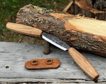 Smidd liten dragkniv för träbearbetning. Blad i 52100 kolstål, handtag i ask, läderslida. Snickarverktyg för träsnideri och formning.