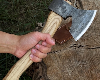 Ręcznie kuta siekiera do rzeźbienia w drewnie – ostrze ze stali węglowej 52100, trzonek jesionowy – siekiera do rzemiosła leśnego i ciesielskiego z pochwą skórzaną