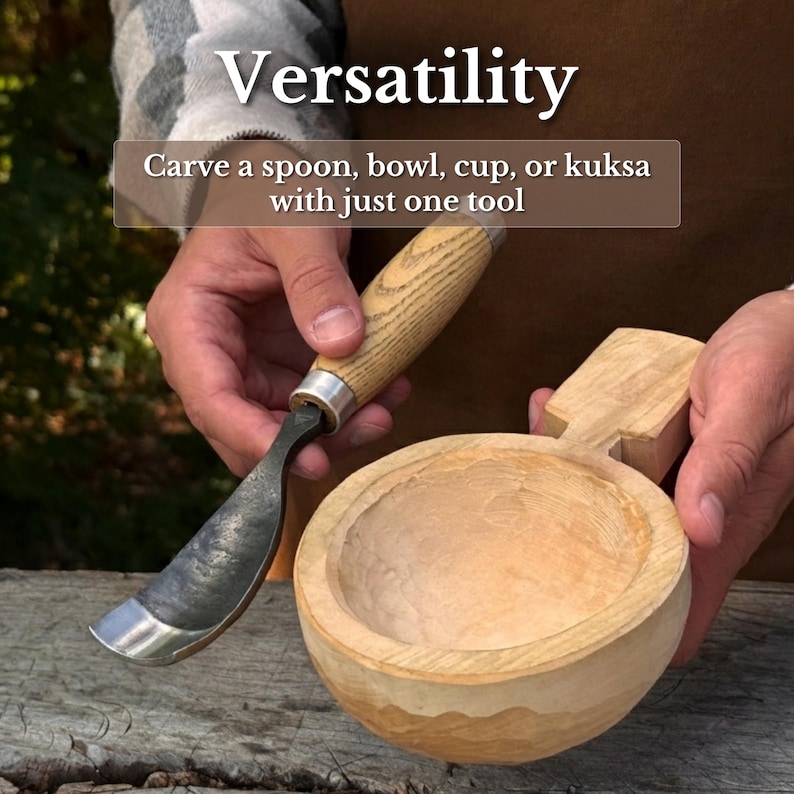 Pu&ograve; includere: Un coltello a uncino con manico in legno chiaro e lama in metallo curva, tenuto accanto a una ciotola in legno parzialmente intagliata con manico. Il testo recita: Versatility. Carve a spoon, bowl, cup, or kuksa with just one tool.